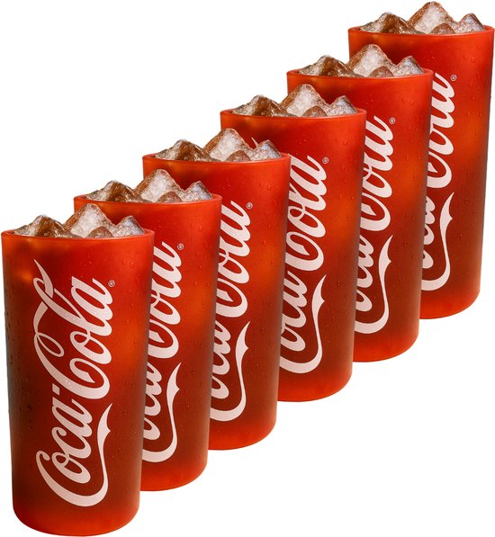 Six verres gobelets rouges Coca-Cola avec logo blanc emblématique, remplis de Coca-Cola glacé et de glaçons.