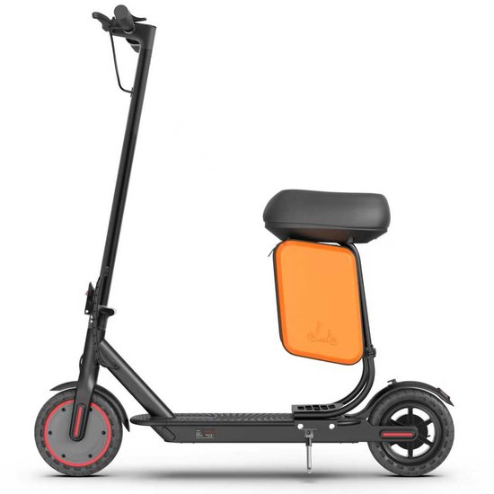 Zwarte elektrische step met oranje opbergvak en een zwart zitje, gezien vanaf de zijkant op een witte achtergrond.