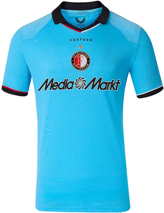 Lichtblauw voetbalshirt Feyenoord Rotterdam met logo, "MediaMarkt" opdruk, zwarte kraag en zwarte mouwboorden met rode en witte bies.