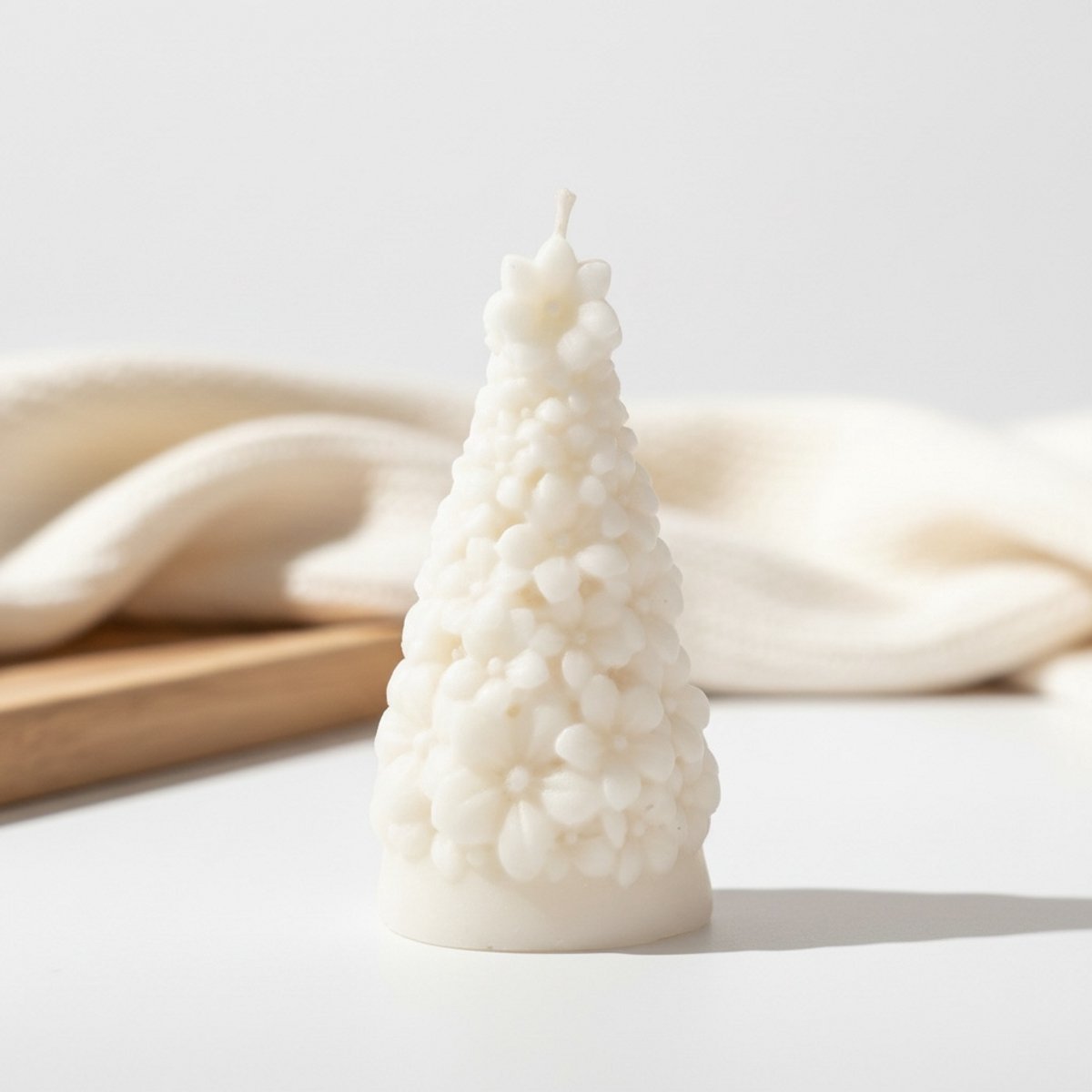 Kerstboom Kaars met Bloemen – Handgemaakte Kaars van Zonnebloemwas – Decoratieve Kerstkaars – Ø 11 x 5 cm