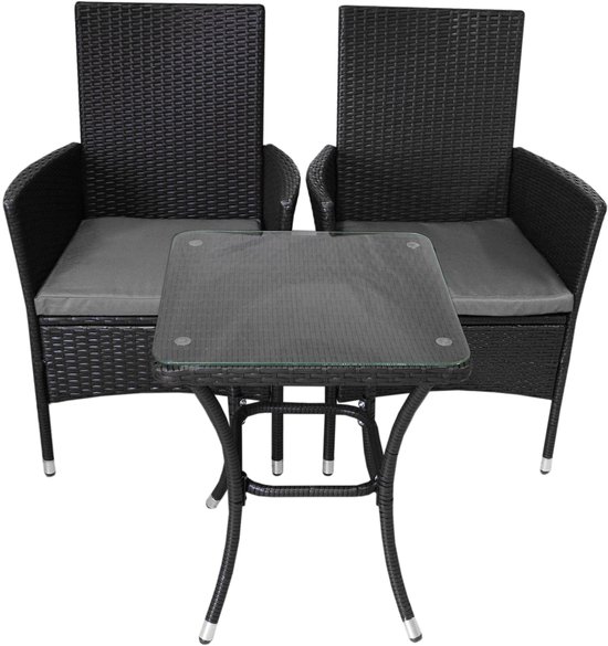 Twee zwarte rotan stoelen met donkergrijze kussens en een glazen bistrotafeltje.
