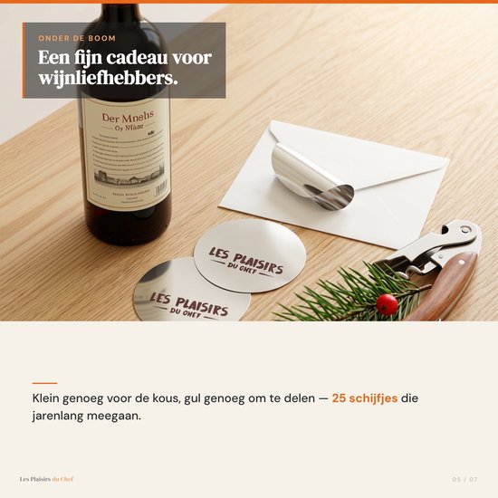 Een wijnfles, een envelop, twee "LES PLAISIRS DU CHEF" onderzetters en een kurkentrekker op een houten tafel. Een zilverkleurige druppelvanger is in de fles.