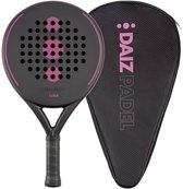 Zwarte padelracket van DAIZ PADEL met roze accenten. Inclusief beschermhoes met DAIZ PADEL logo.