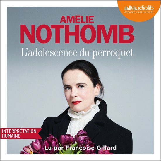 Portrait d'Amélie Nothomb, auteur de 'L'adolescence du perroquet', tenant des tulipes.