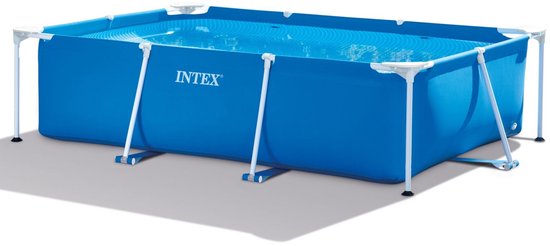 Een blauw Intex rechthoekig frame zwembad gevuld met water, met een witte metalen structuur.
