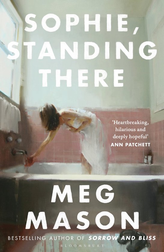 Boekcover van "Sophie, Standing There" met een vrouw in een witte jurk die in een badkuip reikt. Tekst: SOPHIE, STANDING THERE.