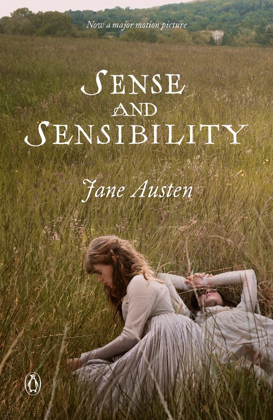 De omslag van 'Sense and Sensibility', met twee vrouwen in lange jurken liggend in het hoge gras. Tekst: 'Sense and Sensibility', Jane Austen, 'Now a major motion picture'.