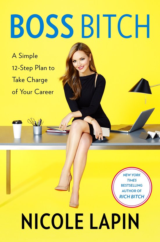 Boek 'BOSS BITCH' met Nicole Lapin op een kantoor aan een bureau. "A Simple 12-Step Plan to Take Charge of Your Career"