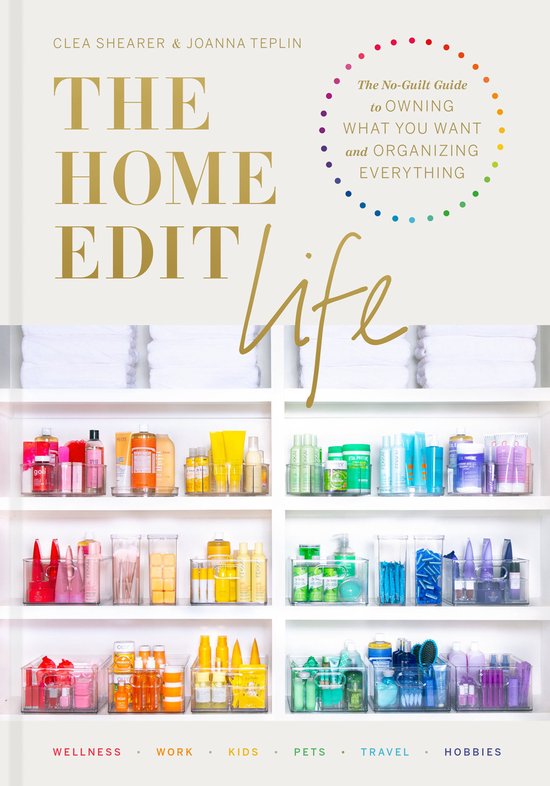 Boek 'The Home Edit Life' met Clea Shearer & Joanna Teplin. Gekleurde stippen en georganiseerde spullen op planken.