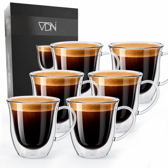 Set van zes lege dubbelwandige glazen met oor, gevuld met espresso. Een zwarte doos van VDN staat ernaast.