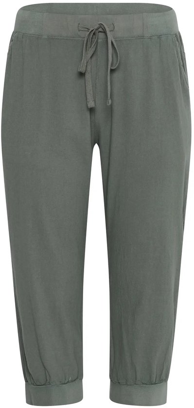 Een groene capribroek met trekkoord en elastische tailleband.