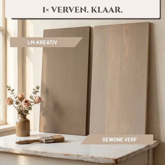 Vergelijking van LM-Kreativ verf en gewone verf op houten panelen met een bloemenvaas. Tekst: 1x verven. Klaar.