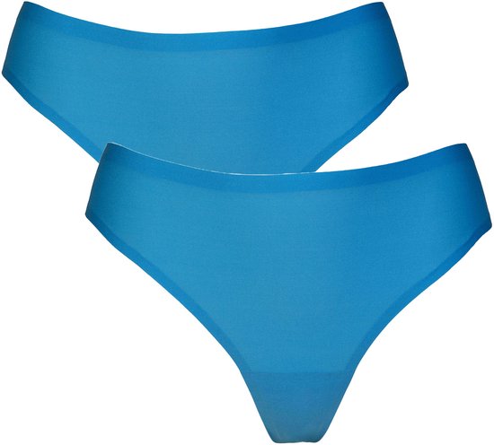 Twee lichtblauwe stringbroekjes