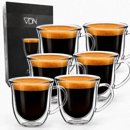 Zes dubbelwandige glazen espresso kopjes met oor, gevuld met koffie, naast een VDN verpakking.