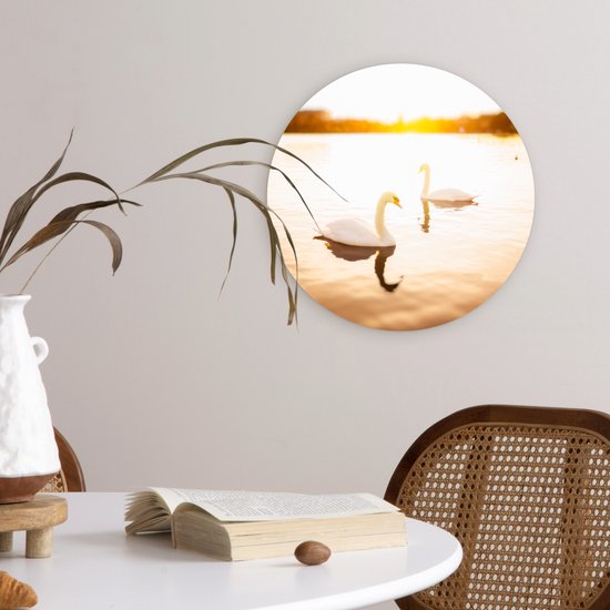 Deux cygnes nagent dans l'eau pendant un coucher de soleil lumineux Assiette en plastique cercle mural Ø 30 cm - impression photo sur cercle mural / cercle vivant (décoration murale)