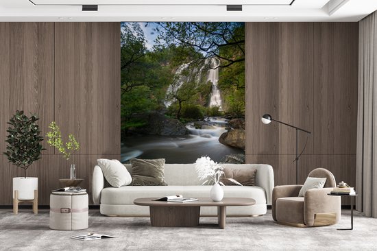 Behang - Fotobehang Een mooi overzicht van de grote waterval in het Klong Lan National Park - Breedte 180 cm x hoogte 280 cm