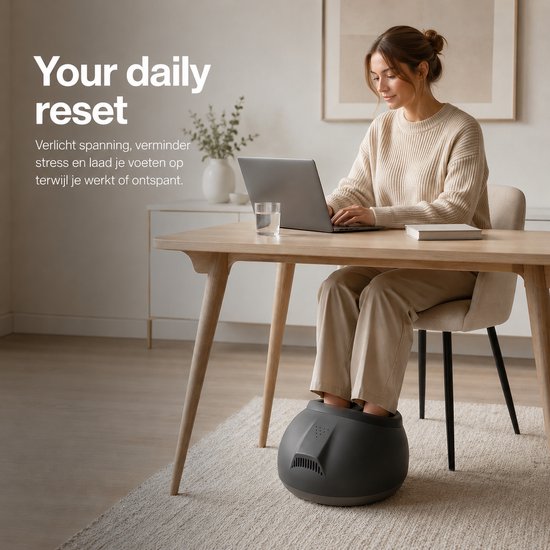 Vrouw met laptop gebruikt voetmassageapparaat.
