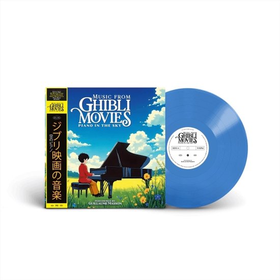 Lichtblauwe vinylplaat met hoes van "Music from Ghibli Movies: Piano in the Sky". Jonge jongen speelt piano in een veld.