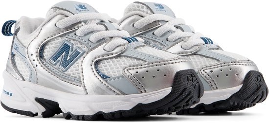 Linker en rechter New Balance 530 sneaker, zilver metallic met blauwe N en witte veters.