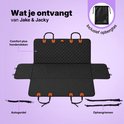 Housse de voiture matelassée noire pour chien, dépliée à plat avec des boucles orange. Incluant un sac de rangement, une ceinture de sécurité pour voiture et des sangles de suspension.
