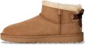 Bruine UGG laars met bruine strik aan de zijkant en witte vachtvoering.