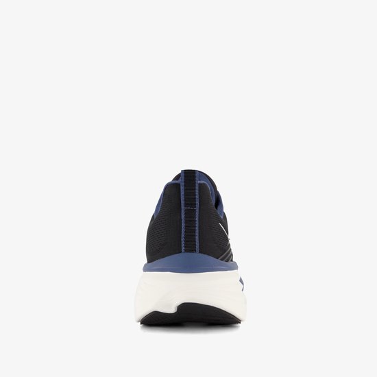 Achterkant van een zwarte hardloopschoen met blauwe en witte accenten.