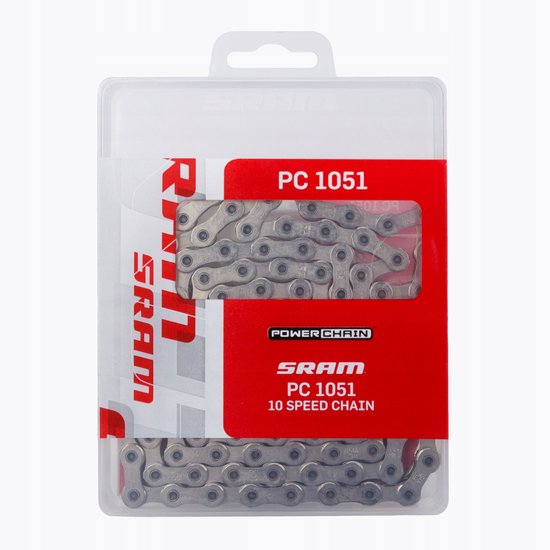Een SRAM PC 1051 10-speed fietsketting van 114 schakels, verpakt in een doorzichtige kunststof doos met rode en witte opdruk.