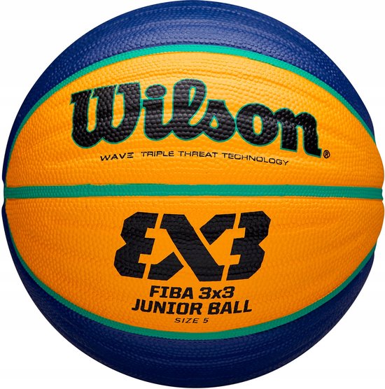 Wilson basketbal met oranje en blauwe vlakken, met groene accenten en 'Wilson' en 'FIBA 3x3 Junior Ball' logo's.