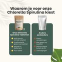 Vergelijking tussen bruine papieren zak van 'Cupplement Chlorella Spirulina' en een witte zak van een andere aanbieder. Nederlandse tekst.