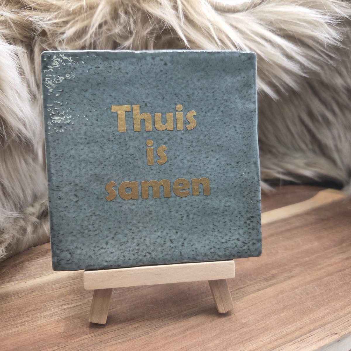 CreaCraft - Robuust tegeltje – "Thuis is samen" - Grappige Wanddecoratie - Cadeau voor housewarming - Vrienden, Familie – Nieuwe woning – Samen wonen – Trendy nu - Cadeau idee - Incl standard - Brievenbuscadeau - Spreuktegel - Tegeltjeswijsheid