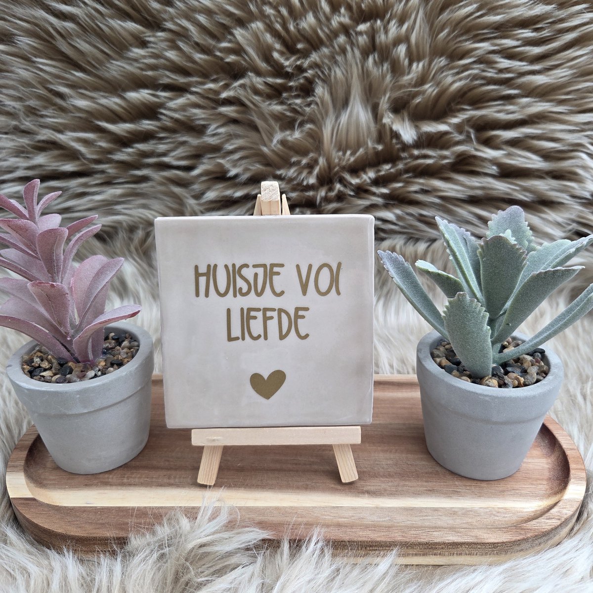 CreaCraft - Robuust tegeltje – "Huisje vol liefde" – Wanddecoratie – Cadeau voor Nieuwe Woning, Housewarming of Gezinscadeau – Vriend(in) – Trendy nu – Incl Standaard – Cadeau Idee- Brievenbuscadeau - Spreuktegel - Tegeltjeswijsheid