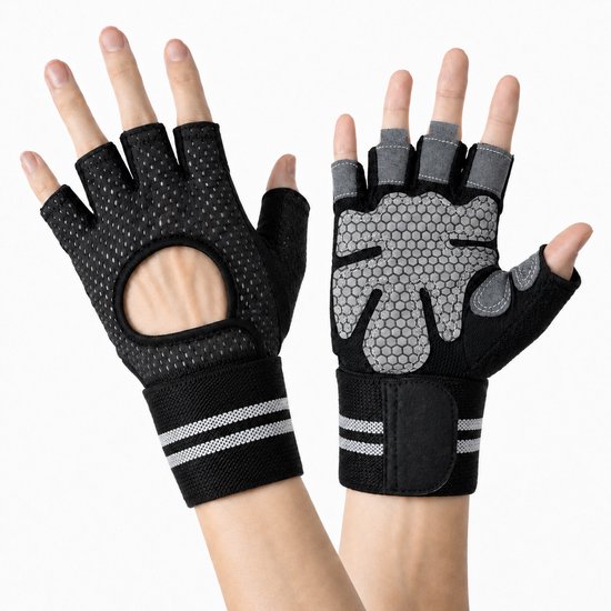 Vrouw draagt zwarte fitnesshandschoenen met grijze, honingraat-achtige padding op de handpalm, open vingers en witte strepen op de polsband.