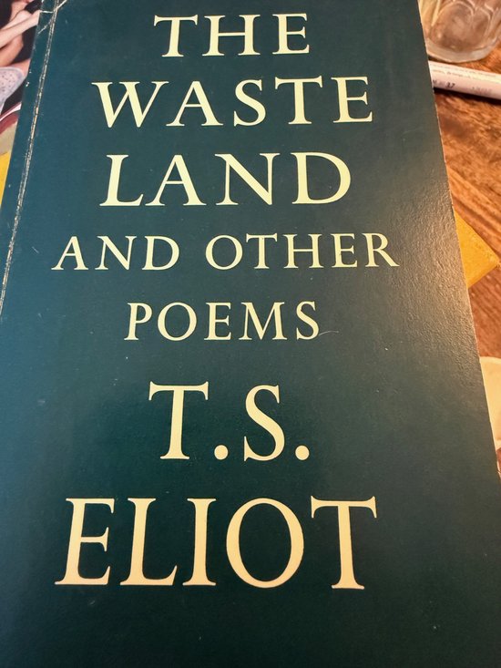 Boek "The Waste Land and Other Poems" van T.S. Eliot, met donkergroene kaft.