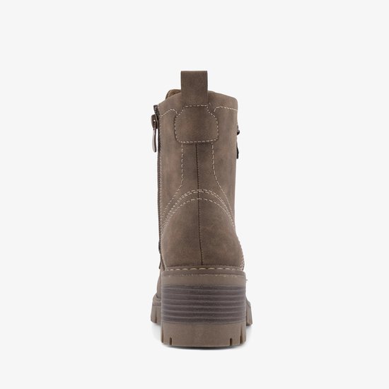 Achterkant van een bruine veterboot met rits, dikke zool en hak.