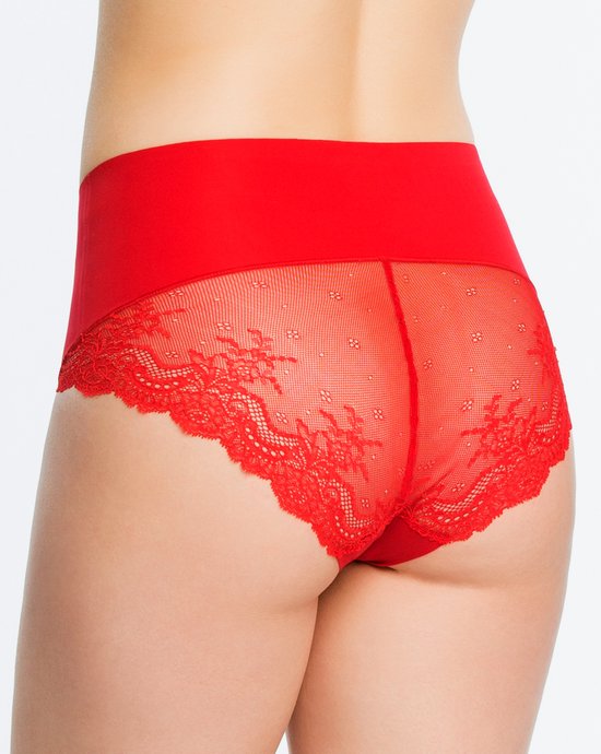 Rode hipster broek met kanten details op de billen en onderkant, zichtbaar van achteren.