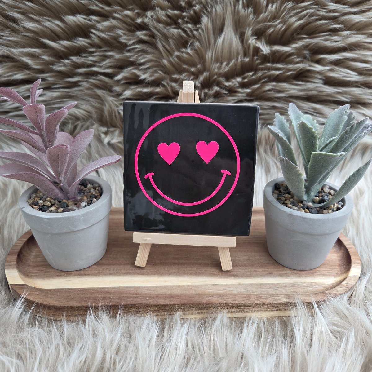 Robuust wenstegeltje "smiley met hartjesogen" – Liefdevol en trendy cadeau – Decoratief keramisch tegeltje – Zomaar – Valentijn – Kinderkamer – Verjaardag – Trendy nu – Verjaardag – Juf/Meester bedankje