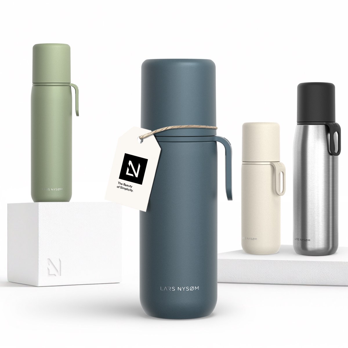 LARS NYSØM Roestvrijstalen Thermosfles - Dubbelwandige Geïsoleerde Drinkfles met Beker en Draagriem, Lekvrije Metalen Fles voor Reizen, Kantoor & Buitenactiviteiten (Stone Blue)