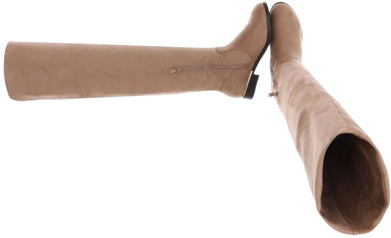 Twee beige suède over-the-knee laarzen met ritssluiting.