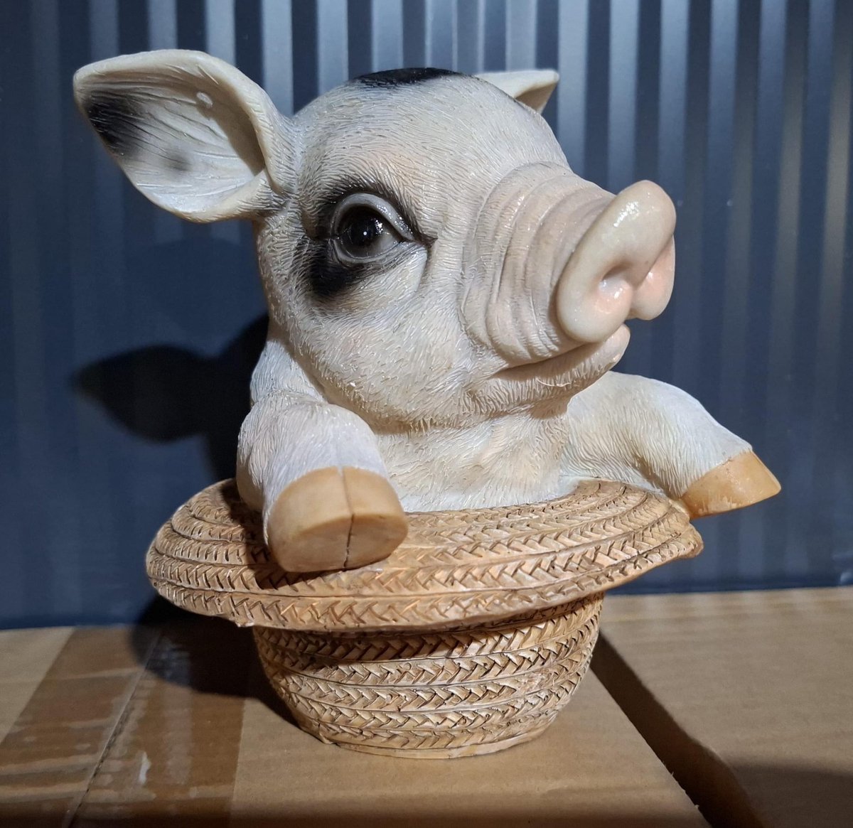 Varken in Strohoed beeld – Modern Woonbeeldje Biggetje – Polystone – 14 x 12 x 12 cm – Woondecoratie Cadeau