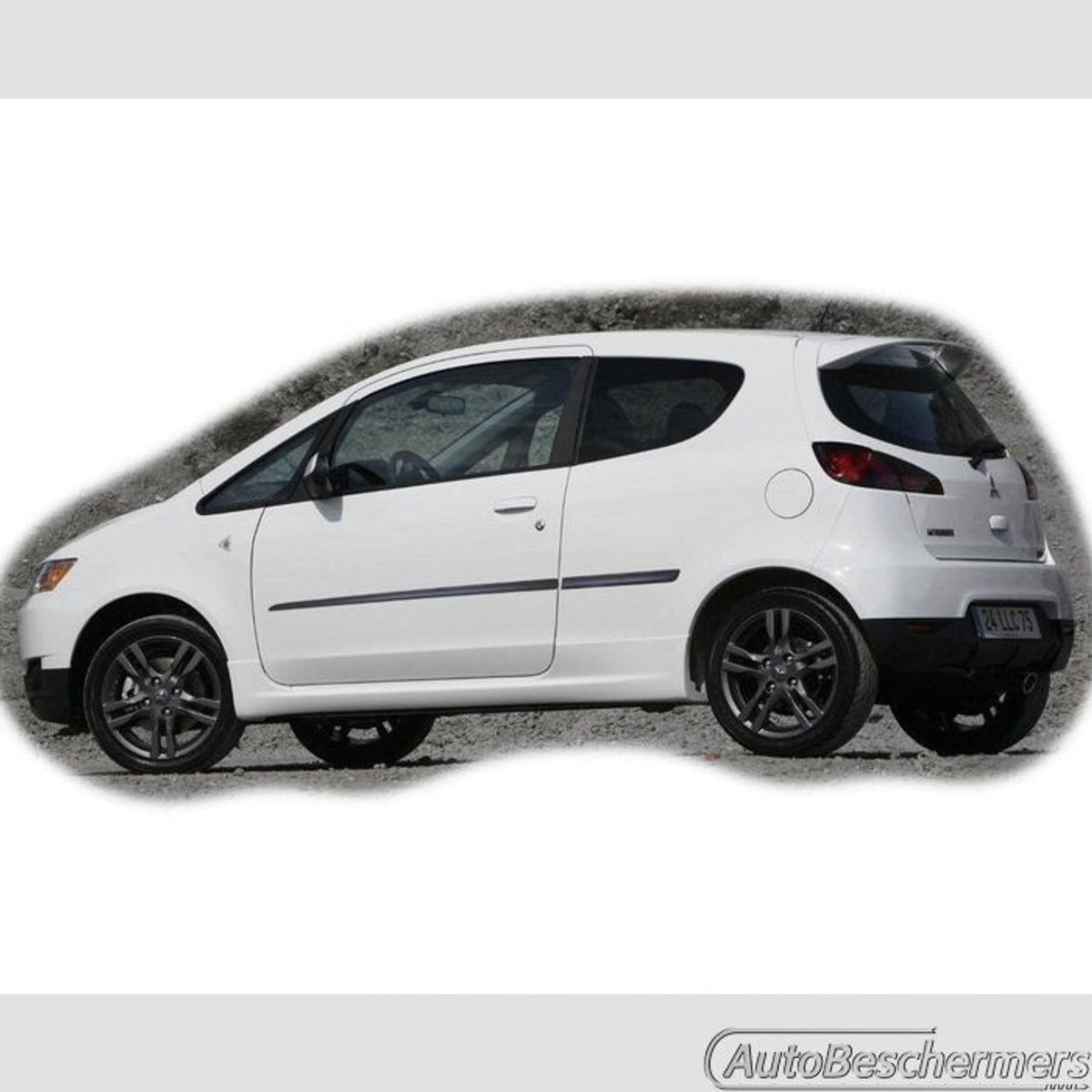 Stootlijsten set zwart voor Mitsubishi Colt 3-deurs 10.2008-2011. De stootstrips zijn zelfklevend. Set a 4 stuks (#0018)