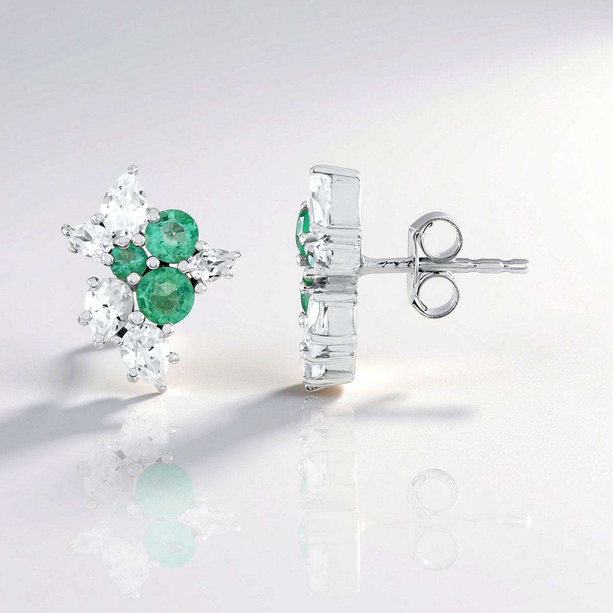 Cavill - 925 Sterling Zilver Oorstekers - Platina Verguld - Colombiaanse Smaragd 0,615 ct - Peervormige Zirkonen 1,508 ct - Elegante Oorbellen