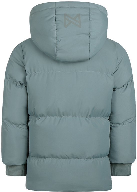 Achterkant van een lichtblauwe pufferjas met capuchon en een reflecterend logo op de schouder.