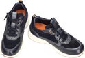 Twee navy suède sneakers met leren details, ritsen en oranje voering.