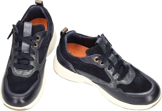 Twee navy suède sneakers met leren details, ritsen en oranje voering.