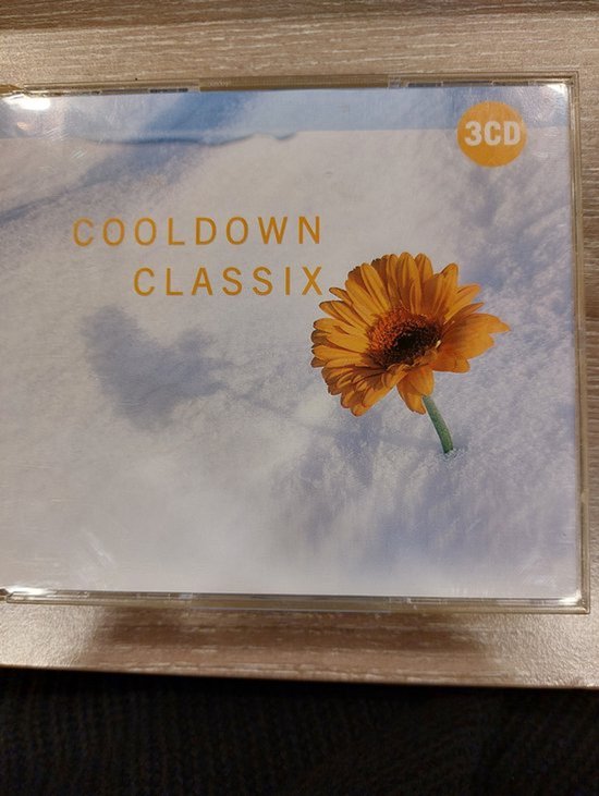 3CD Cooldown Classix met een oranje bloem in de sneeuw.