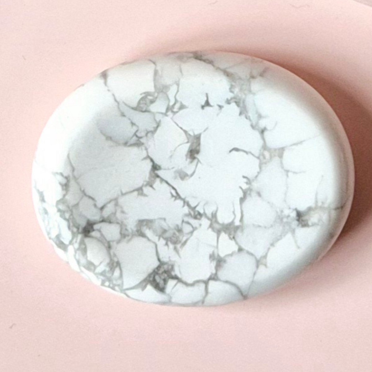 Howliet (Howlite) Worry Stone – Duimsteen voor Rust en Balans