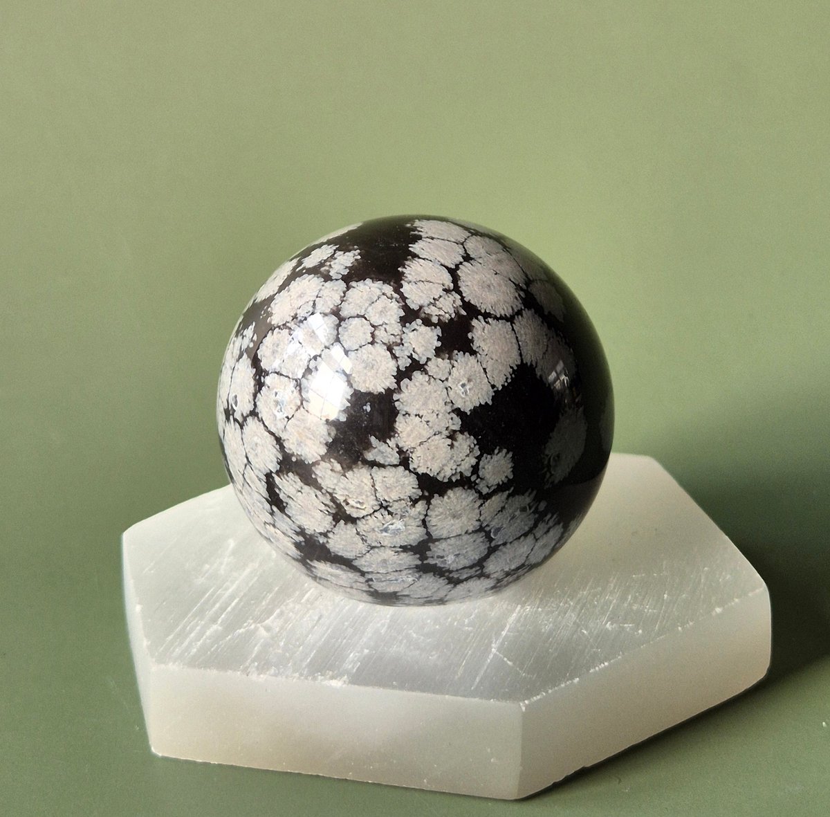 Snowflake Obsidiaan Bol 4-5 cm – Helende Steen voor Balans & Zuivering Sphere
