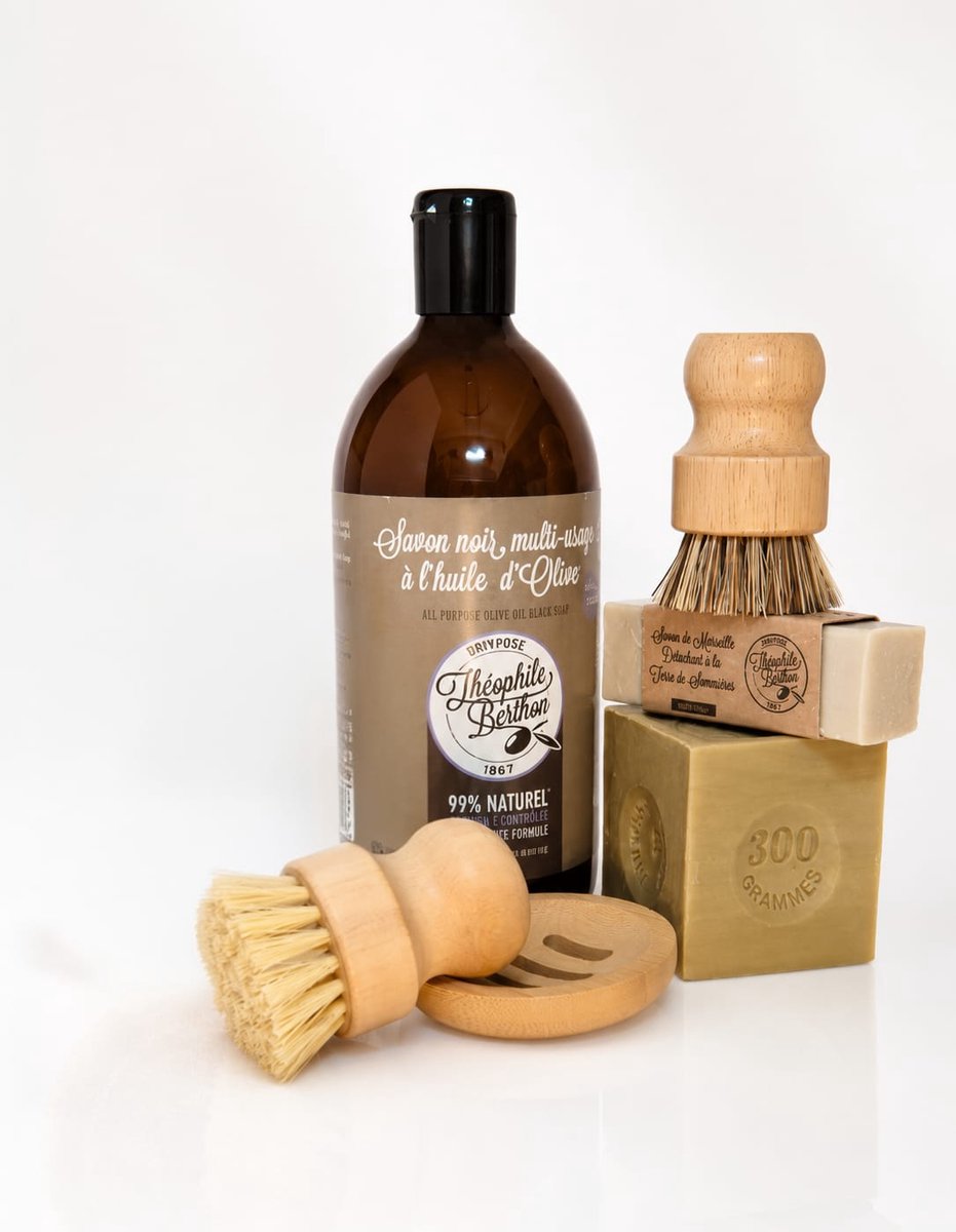 Eco Schoonmaakset Premium – 1L Zwarte Zeep + Marseillezeep 300g + Vlekkenzeep 100g + 2 Houten Schoonmaakborstels + Bamboe Zeephouder | Natuurlijk & Duurzaam