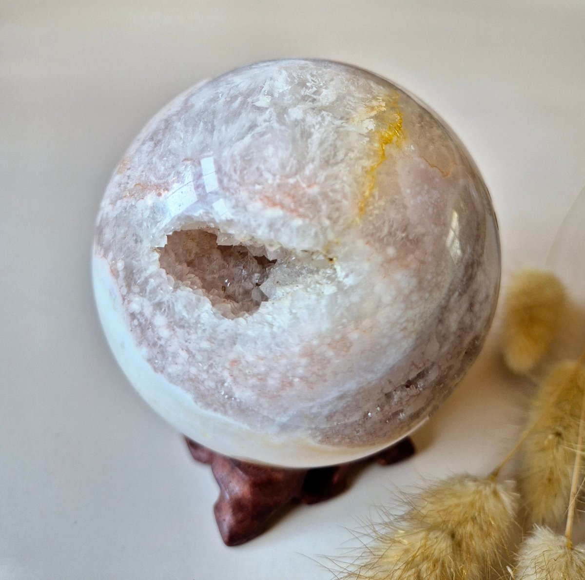 Kristallen Edelsteen Druzy Roze Amethist bol op Houten Standaard (80mm 638gram)