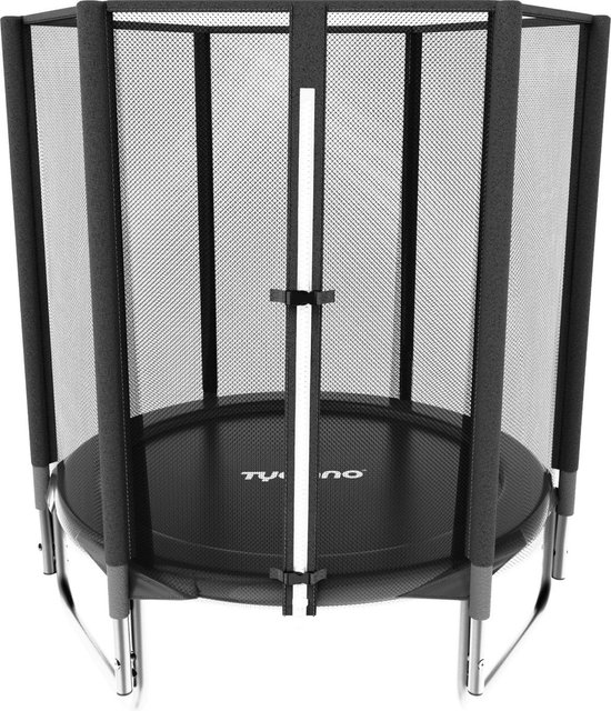 Zwart-wit foto van een ronde trampoline met een zwart veiligheidsnet en stevige palen.